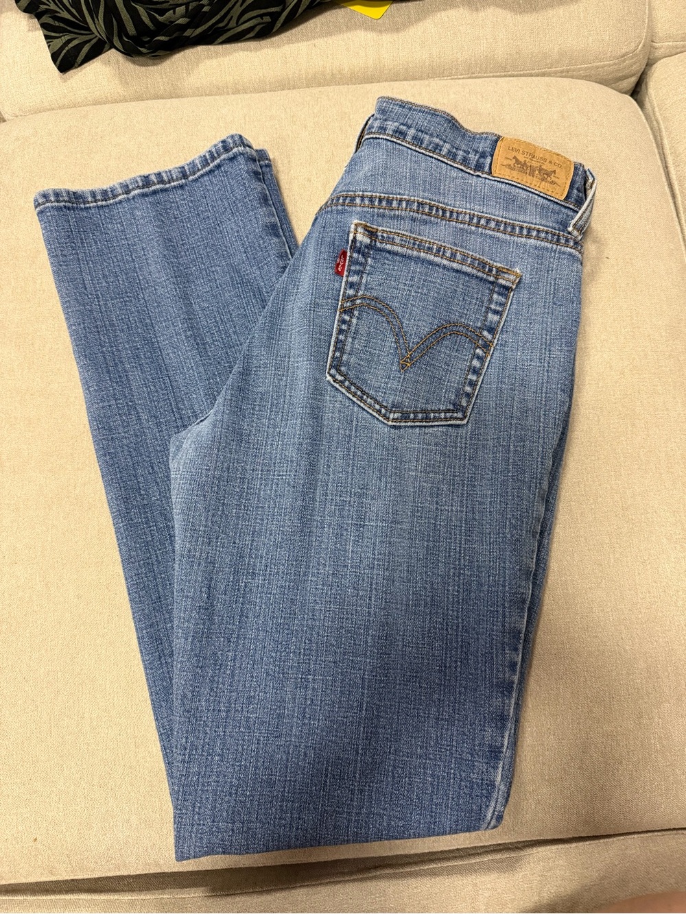 Levi's Women's Straight Leg Jeans in Medium Blue Wash